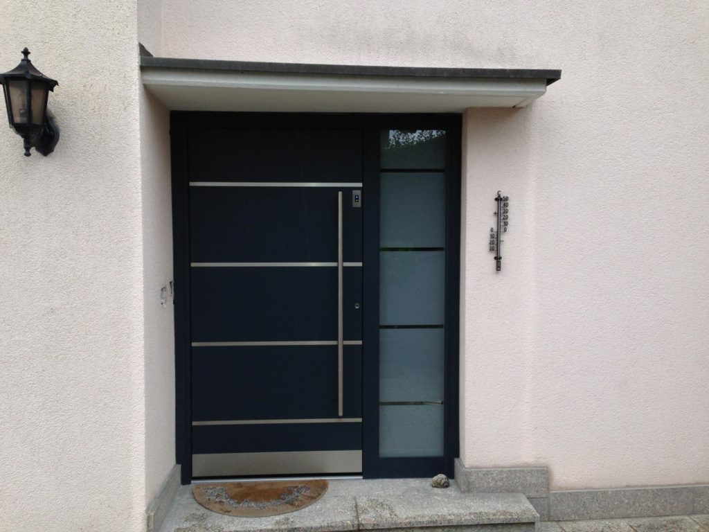 Aluminum-Haustüre-mit-Seitenteil-Noblesse