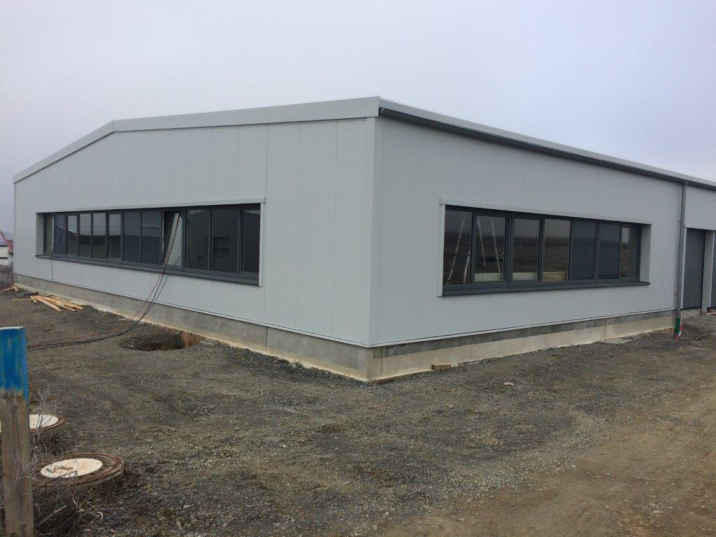 IGK-Gerchsheim-Gealan-Fenster-in-Stahlhalle-RAL-7016