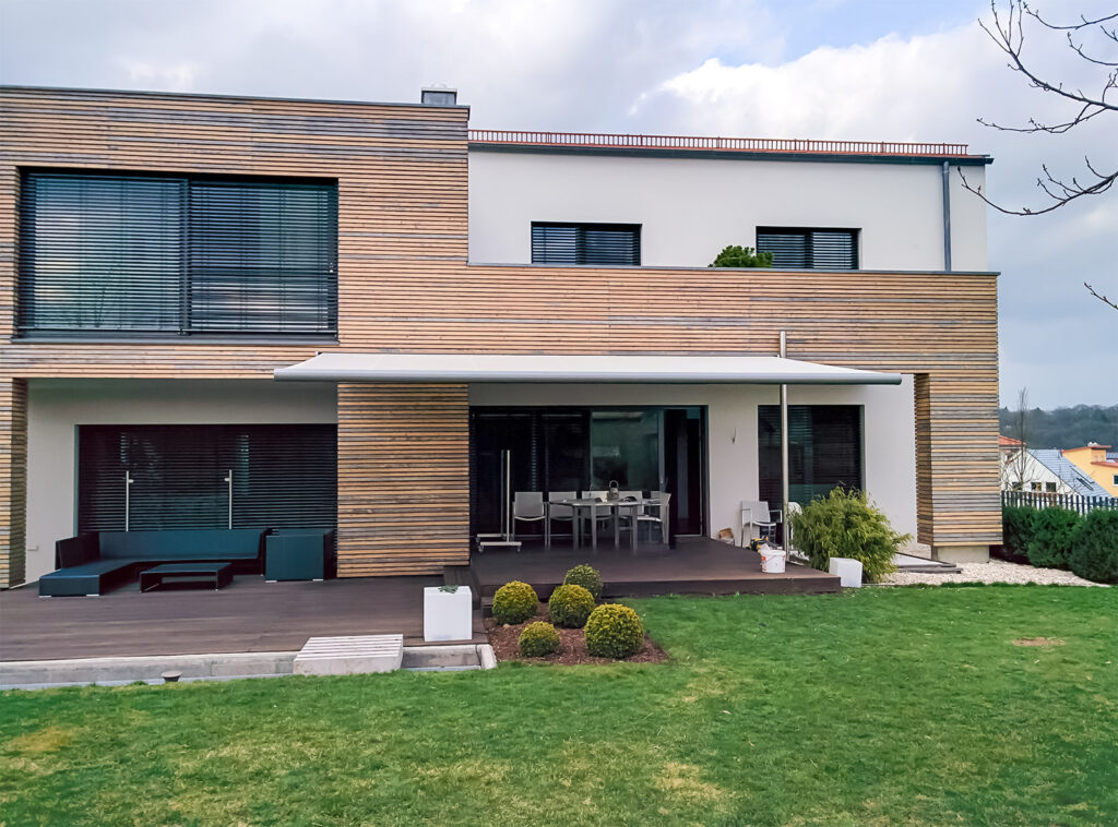 Kassettenmarkise_an_Holzverkleidung