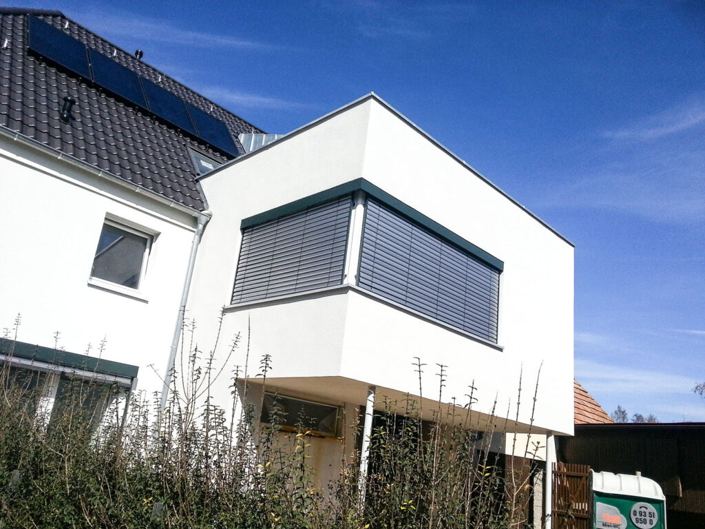 Raffstore_ueber_Eck_silber